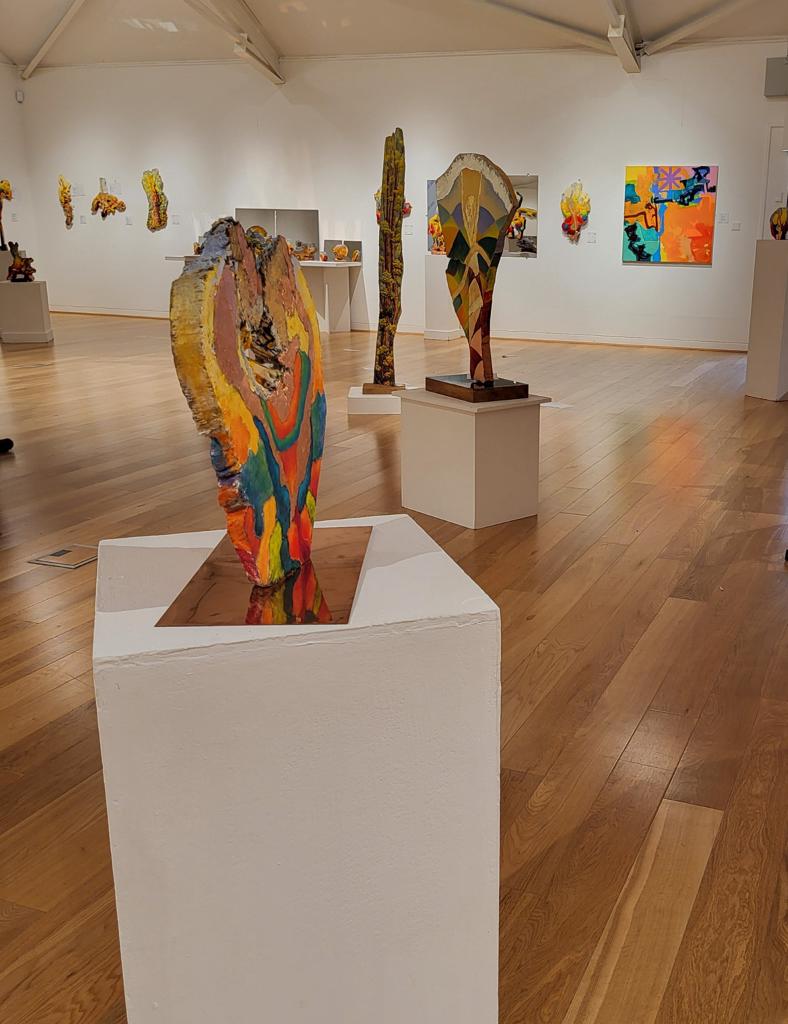 Ffotograff o'r oriel yn dangos sawl bloc pren wedi'u paentio ar plinths