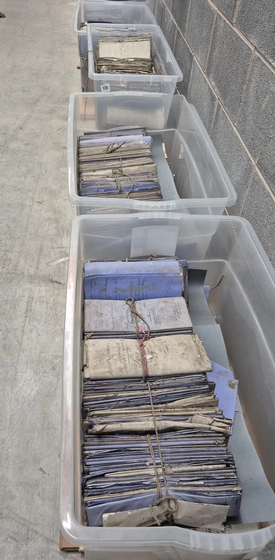 ffotograff o ddrafftiau ewyllysiau a gynhelir mewn bocs