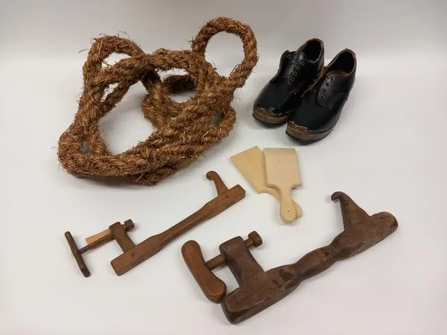 Casgliad o hen arteffactau fferm.