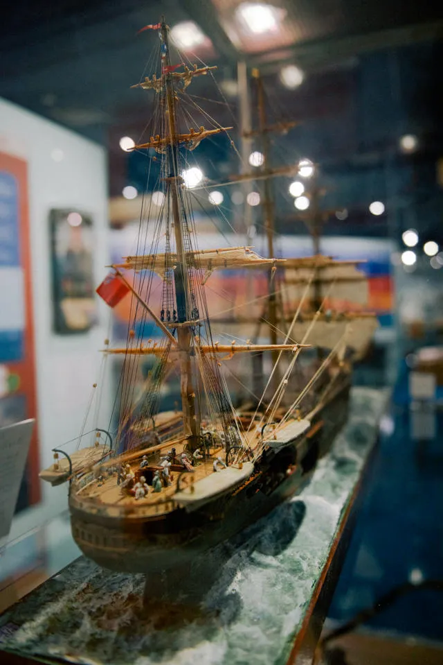 Model o gwch gyda mastiau uchel.