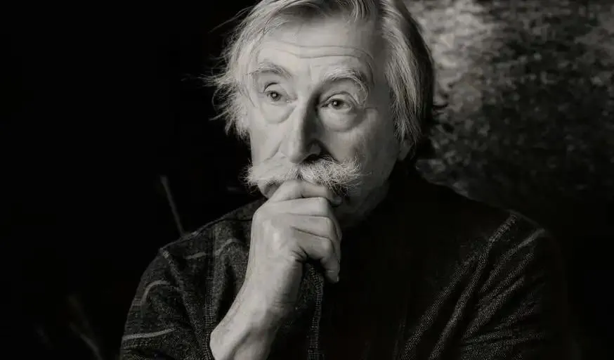 Ffotograff o Kyffin Williams mewn du a gwyn.