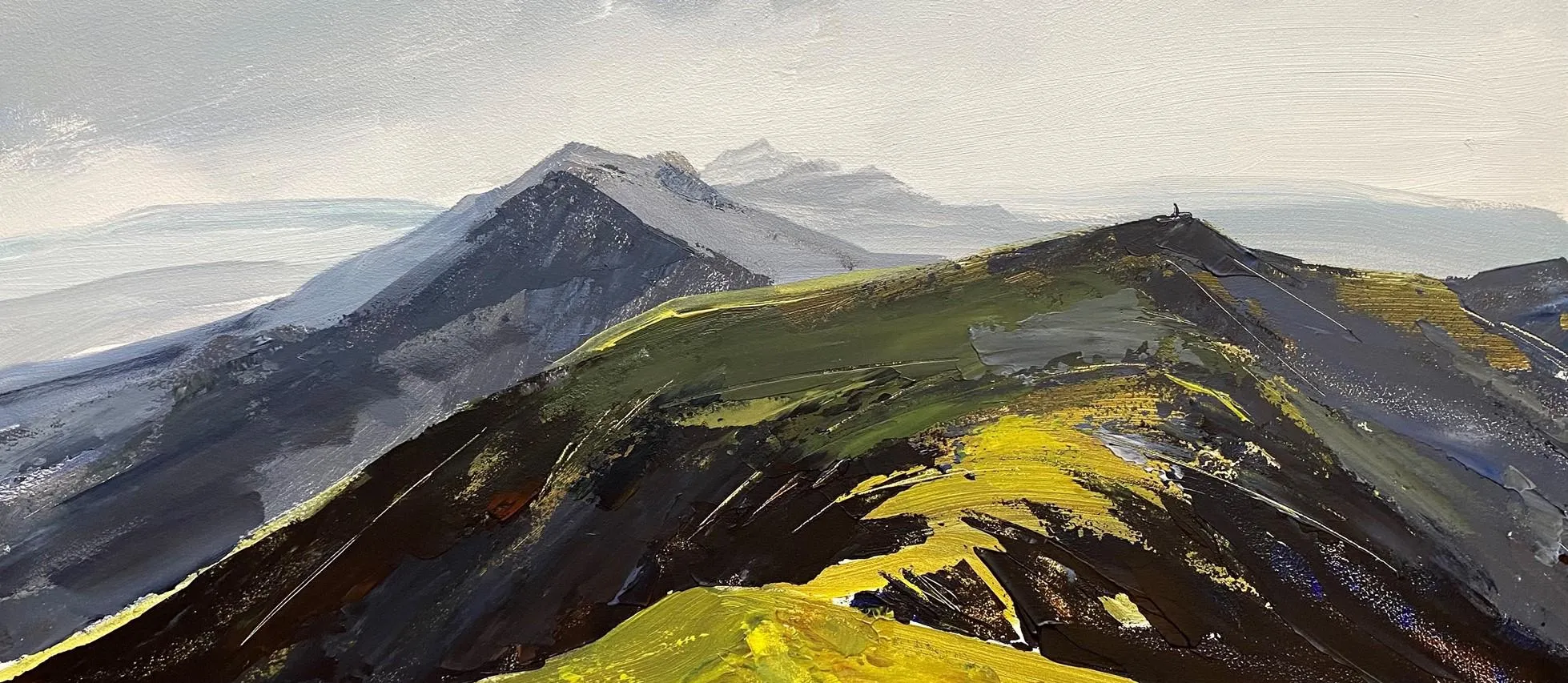 edrych drost ben mynyddoedd, gwair melyn ar hyd un mynydd